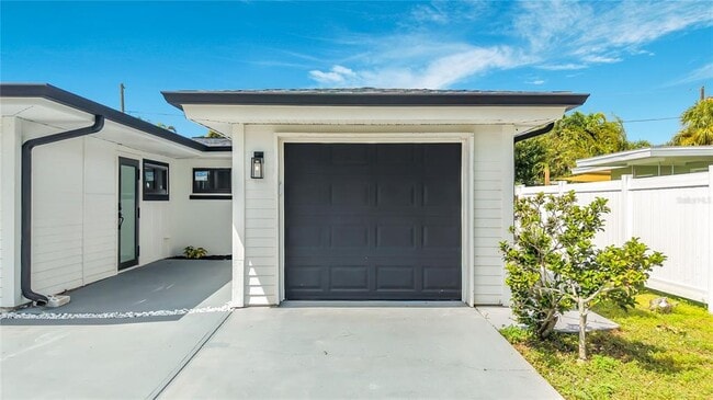 Building Photo - 2472 Tradewinds Dr