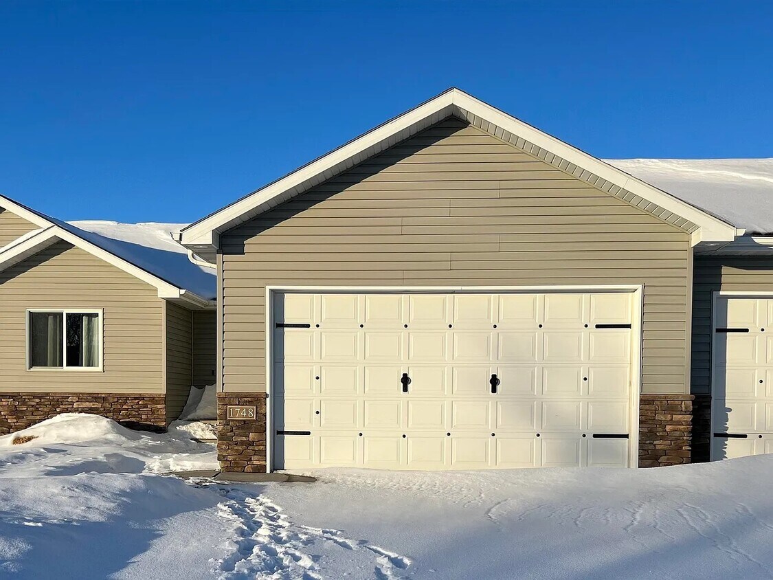 1748 Evergreen Ave SW, Minot, ND 58701 House Rental in Minot, ND