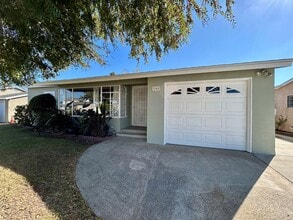 Building Photo - 3965 Vista Grande Dr