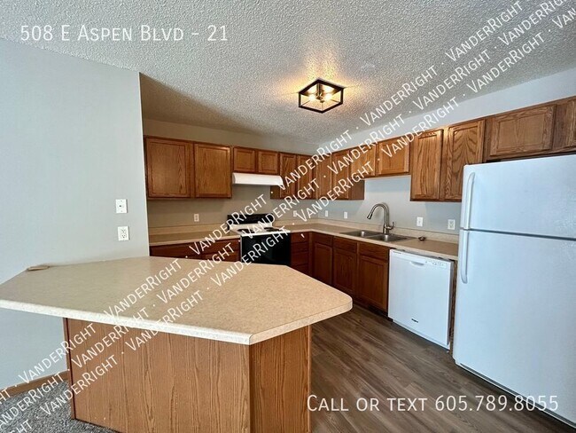 Building Photo - Updated Walk Out 2 Bedroom Apartment!