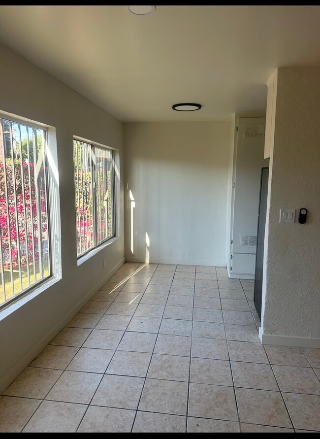 Dining area - 12201 S Willowbrook Ave