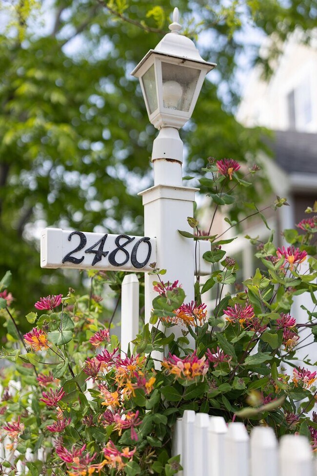 Foto del edificio - 2 BDR Gorgeous Updated Townhome with Huge Garden