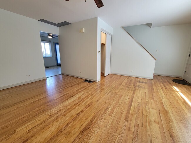 Building Photo - 1416 W Chase Ave