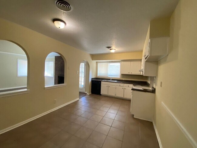 Building Photo - 6233 Cranbury Park Dr