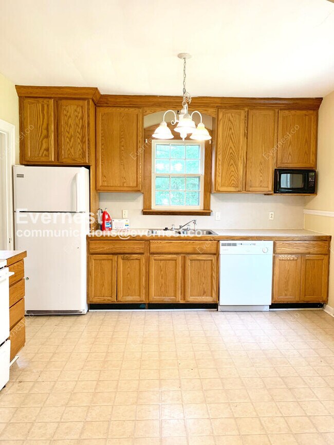 Foto del edificio - 3 Bed, 1 Bath Home with Fenced Yard / Pet-Friendly / Coming Soon!