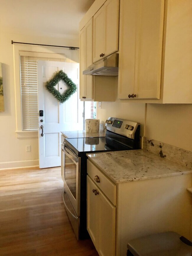Foto del edificio - Available June 2026 – Furnished 1BR in Hundred Oaks | Utilities Included