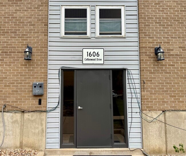 Building Photo - 1606 Cottonwood Dr