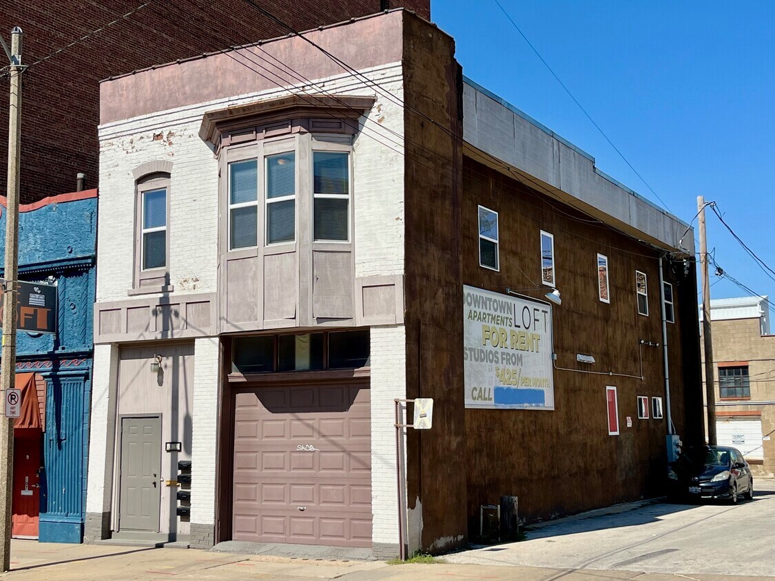 Primary Photo - 105 W Market St