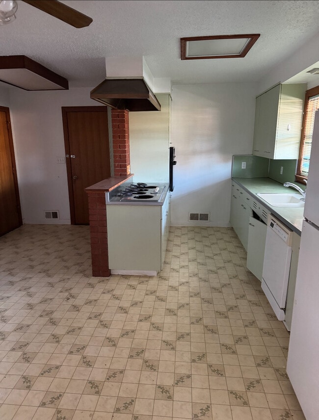 Building Photo - 204 E Cardwell St