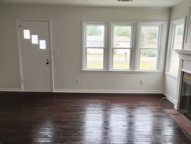 Foto del edificio - Stunning 3 Bedroom/2 Bath Awaits You