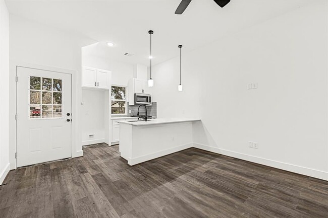 Building Photo - 106 Armstrong St