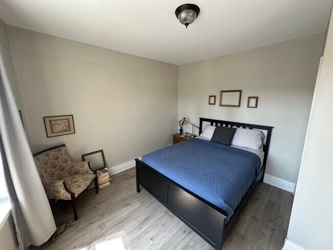 Foto del edificio - No-Fee Sun-Filled Top-Floor Apt (2BR/1Bath...