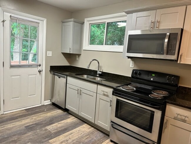 Building Photo - Charming 2 bed/1bath in North Raleigh