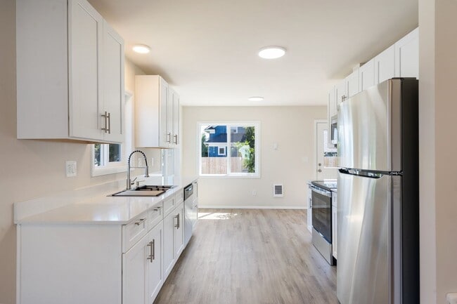 Building Photo - Spacious 4-Bed Home w/ Finished Basement & Fenced Yard – Lents Neighborhood