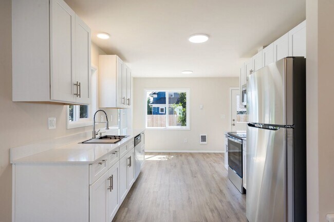 Foto del edificio - Spacious 4-Bed Home w/ Finished Basement & Fenced Yard – Lents Neighborhood