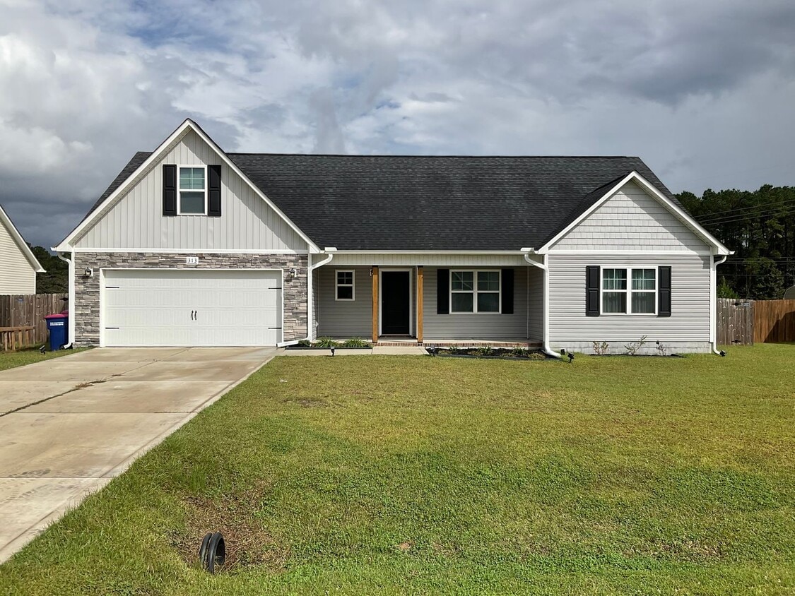 Foto principal - This stunning home offers seamless blend o...