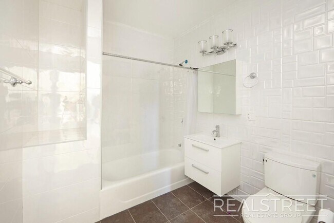Foto del edificio - LUXURY LOFT in Queens!