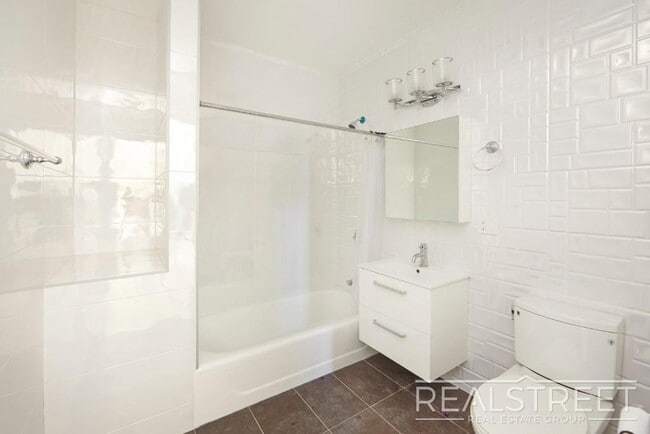 Building Photo - LUXURY LOFT in Queens!