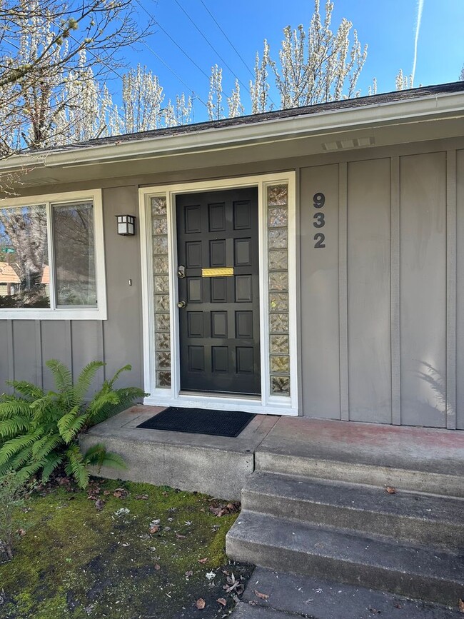 Building Photo - Beautiful high end 1 bedroom duplex with office!