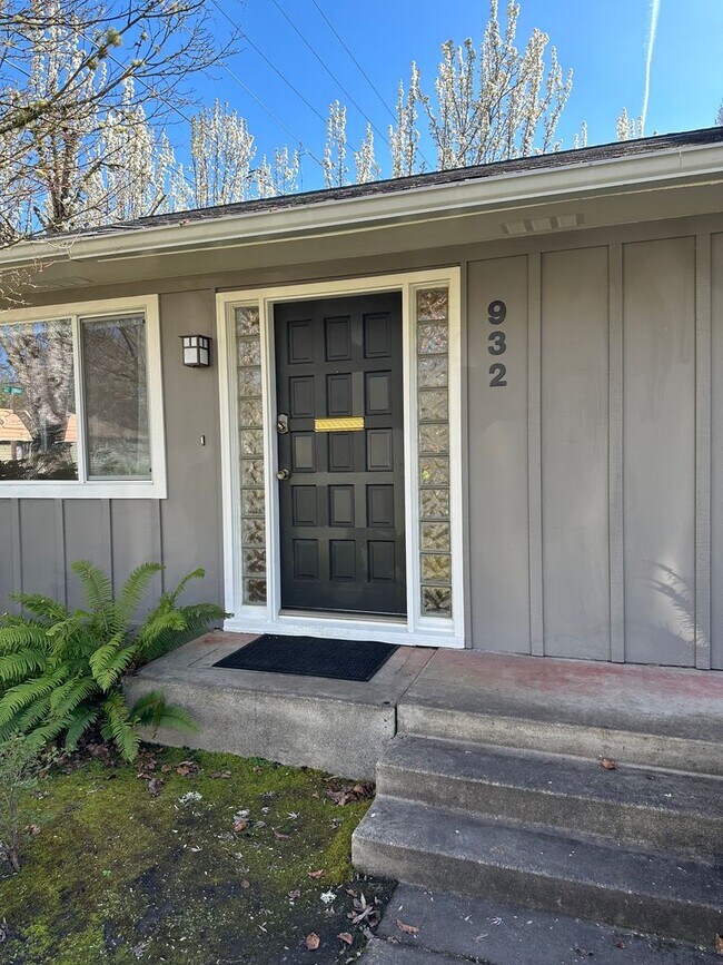 Photo - Beautiful high end 1 bedroom duplex with office! House