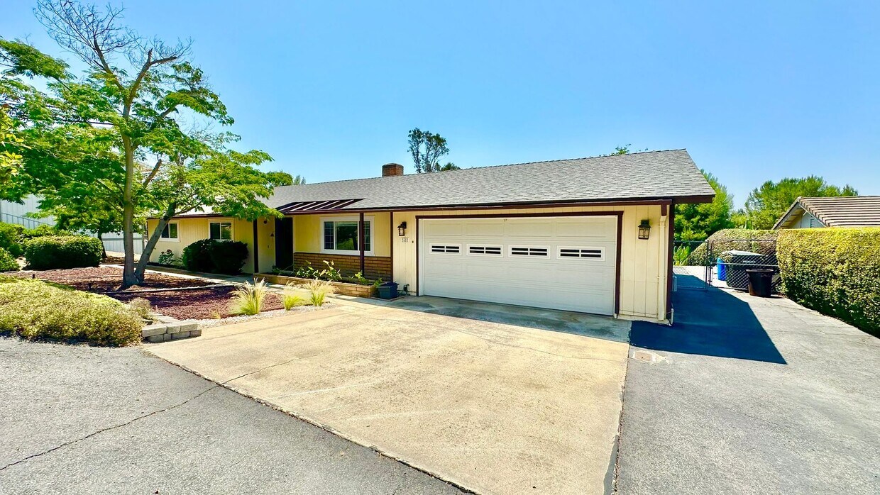 Primary Photo - Awesome Single-Story Ranch-Style Home with...
