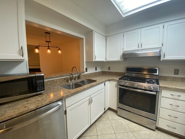 Foto del edificio - 1730 Beechwood Cir N