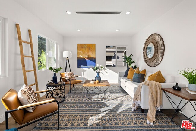 Foto del edificio - 5928 Tobias Ave