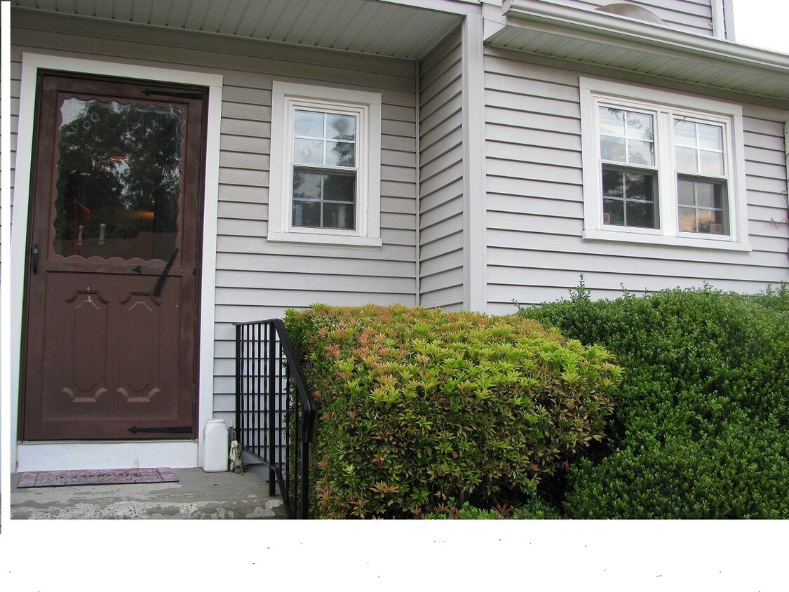 End unit condo - 180 Red Oak Ln