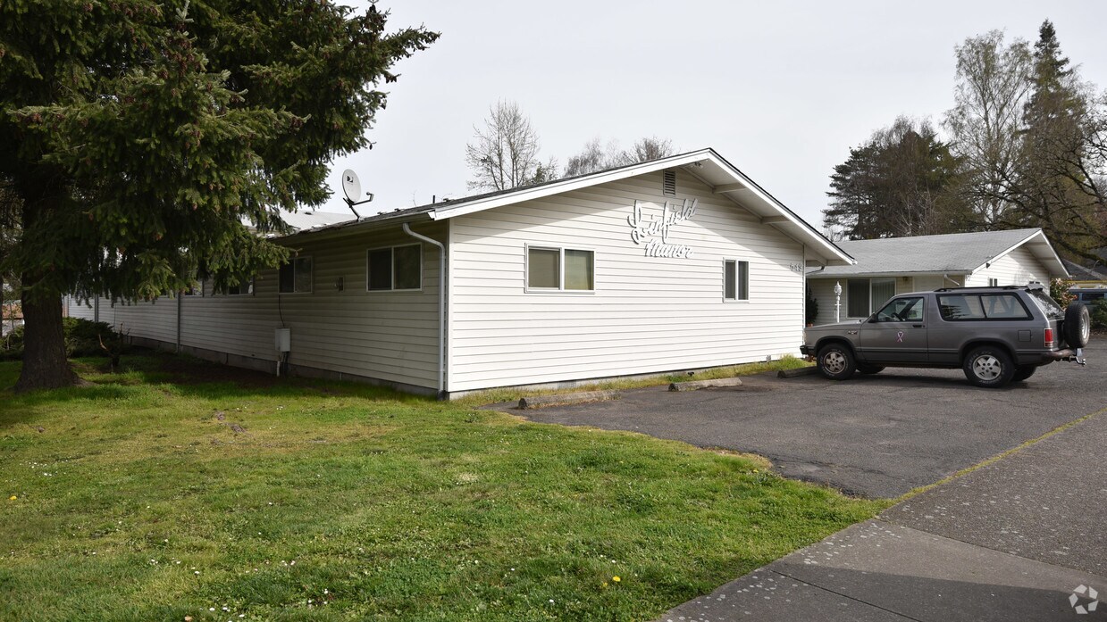 Primary Photo - Linfield Manor Apts