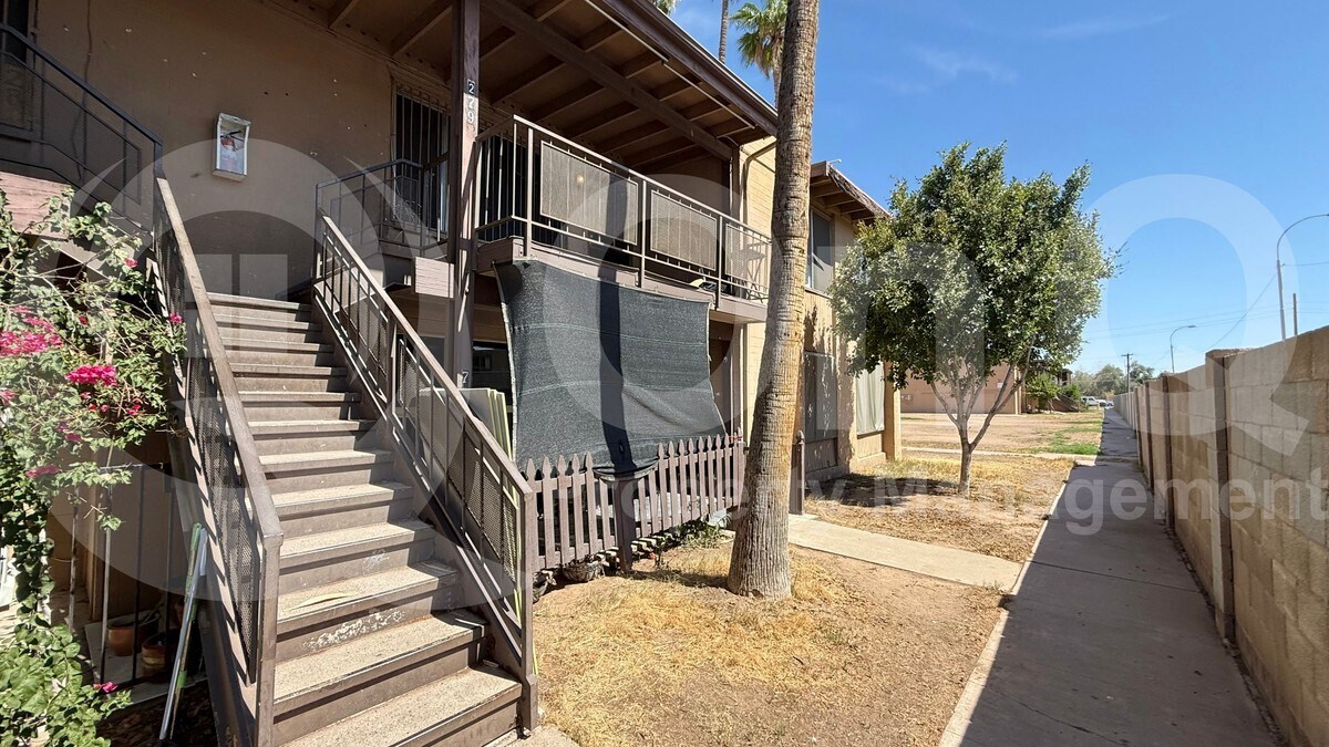 Foto principal - 2415 W Hazelwood St