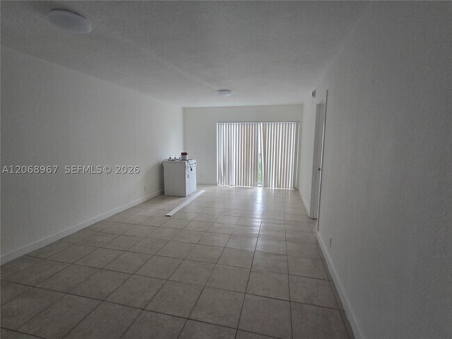Foto del edificio - 8740 N Sherman Cir