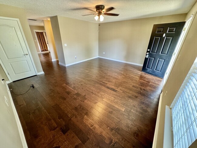 Building Photo - 3005 Village Run Dr
