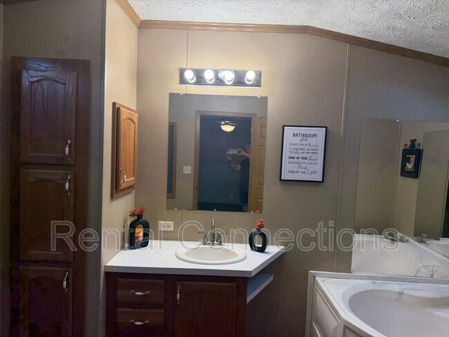 Foto del edificio - 205 Crossroad School Rd