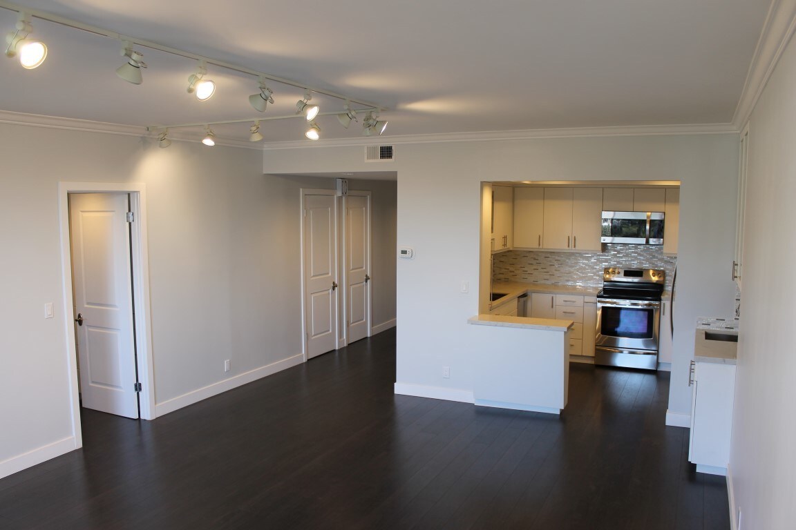 Foto principal - 321 S San Vicente Blvd