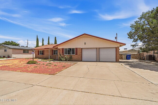 Building Photo - 8700 Cielo Vista Dr