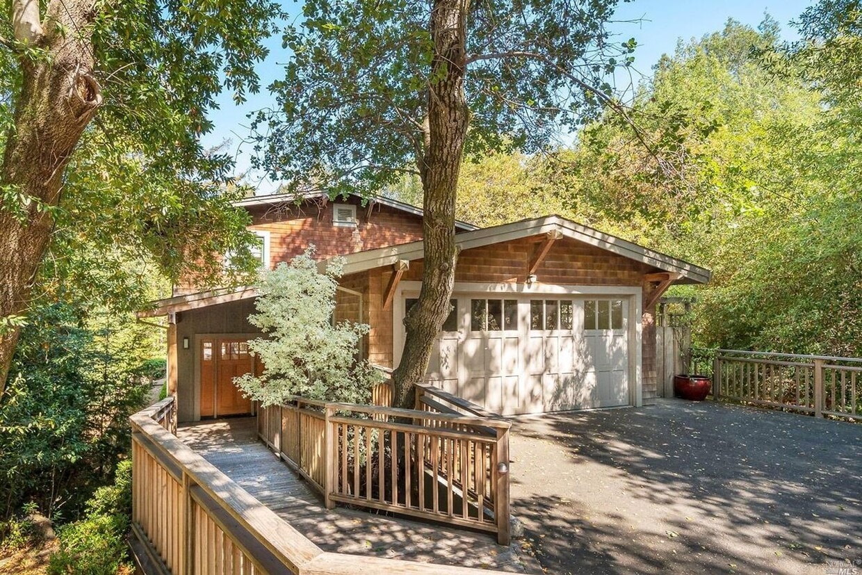 Foto principal - FIVE BEDROOM THREE AND HALF BATH HOME ON C...