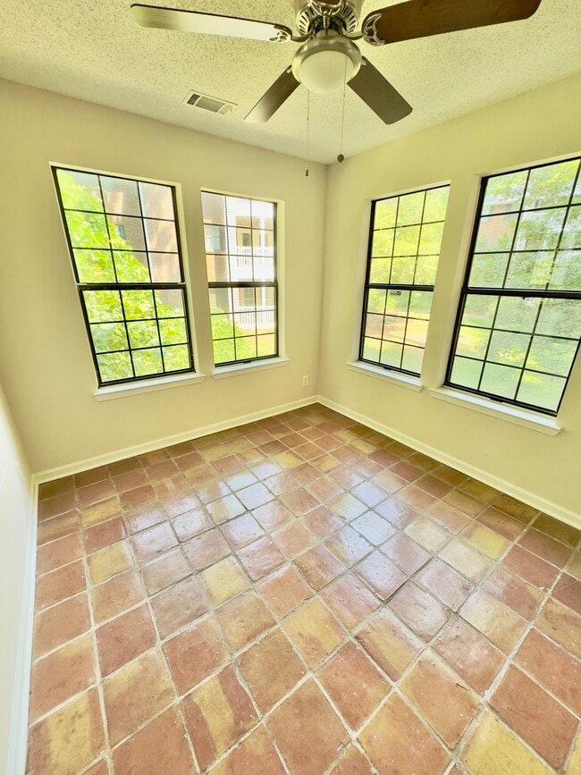 Building Photo - 208 Barrington Hills Dr
