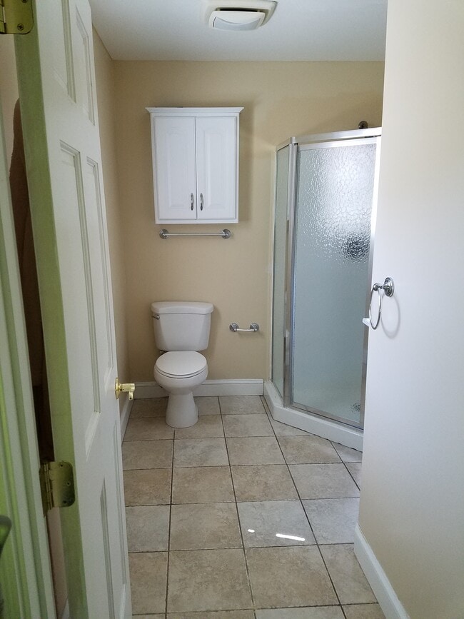 Private Bath - View 1 - 5006 Cherokee St