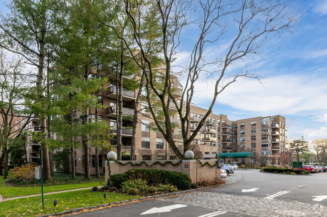 Building Photo - The Carlton House at Larchmont