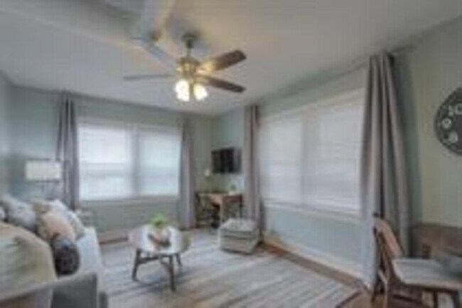 Foto del edificio - 722 W 37th St