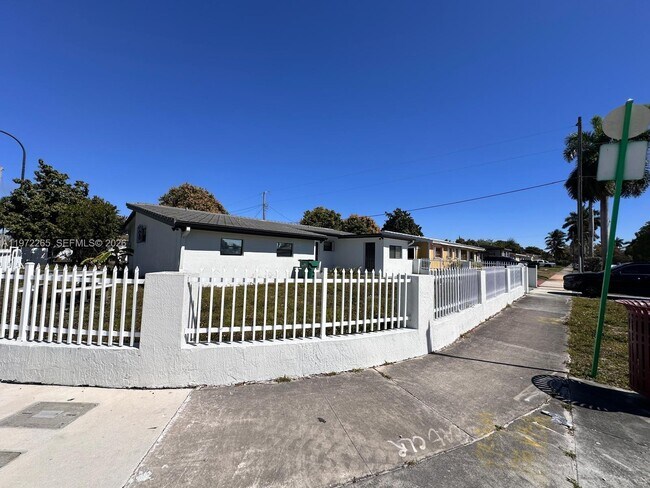 Foto del edificio - 1631 NW 175th St