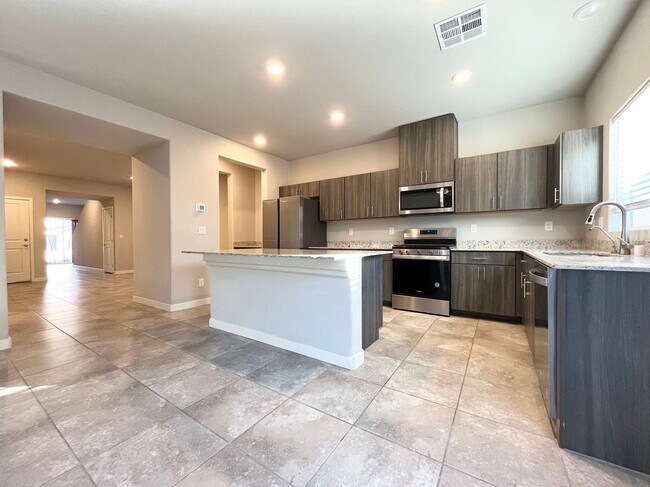 Foto del edificio - Spacious Family Home with Modern Amenities in Prime Location