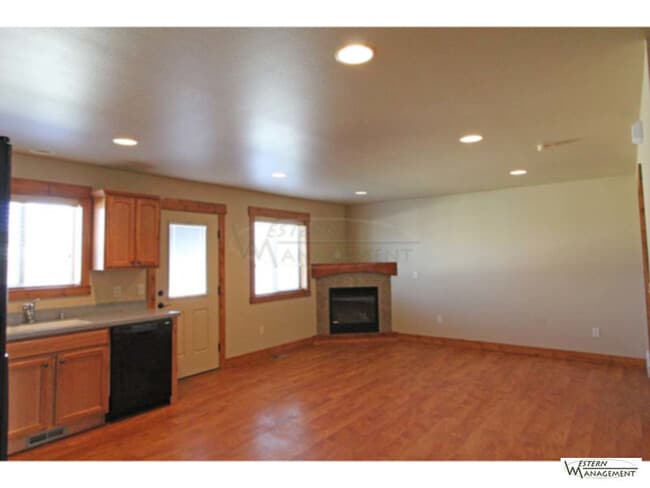 Building Photo - &#40;  &#41; Enjoy the outdoors with a lar...