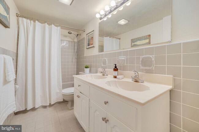 Foto del edificio - 4201 Cathedral Ave NW