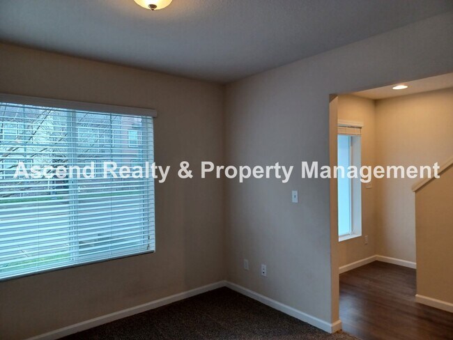 Foto del edificio - 3 Level End Unit Townhome with Newer Carpet, Open Floor Plan, 2 Balconies, 2 Car Attached Garage ...