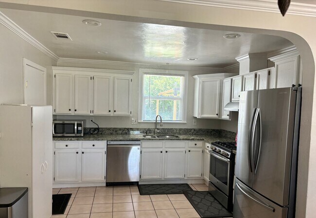 Building Photo - Adorable 3/1 w/Amazing Fenced Yard!  PLEASE READ ENTIRE AD FOR VIEWINGS