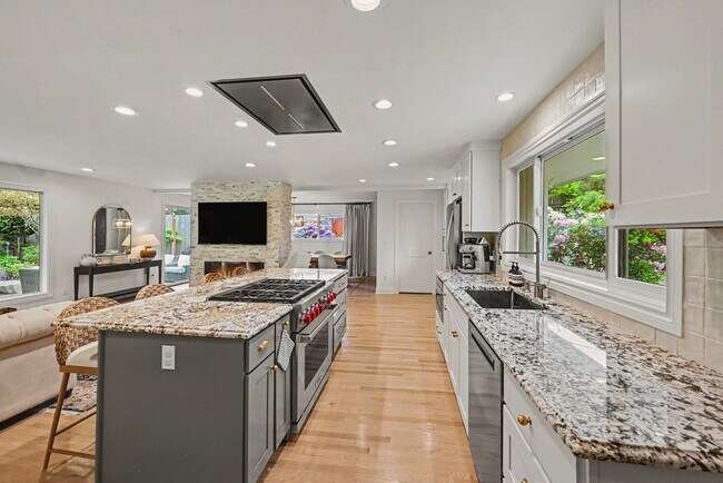 Foto del edificio - Luxury Wilburton Retreat | Updated 4BR Home with MIL Suite & Japanese Garden Near Downtown Bellevue
