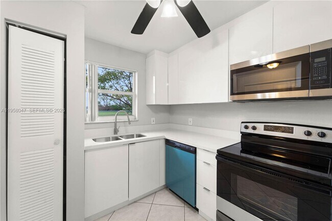 Photo - 745 NW 3rd Ct House