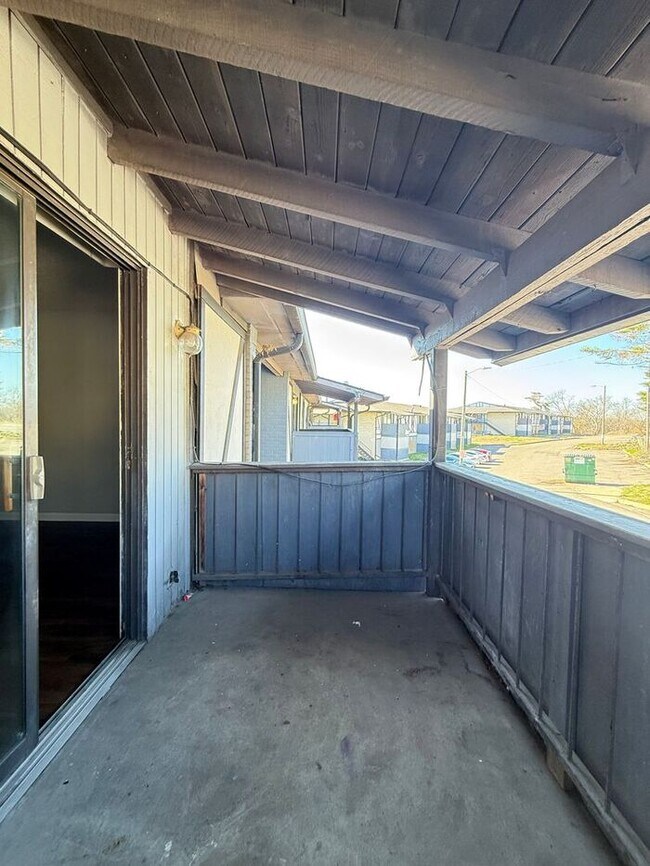 Foto del edificio - 1 Bed/ 1 Bath Condo!  Harding / Southern Hills Area!  Pets ok!