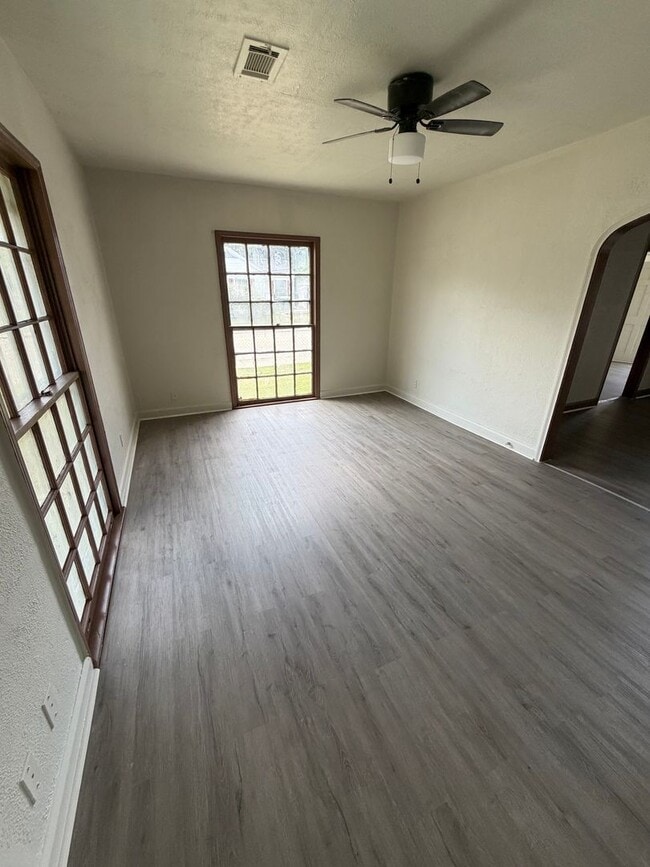 Building Photo - Charming 3 Bed, 1 Bath newly renovated home.